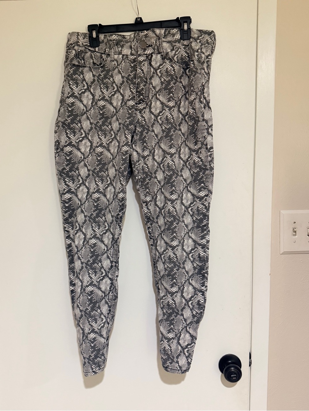 Seven7 Women’s Tummyless High Rise Skinny Jeans - Gray and White Snake Print